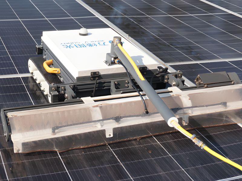 Robô limpador de projetos solares fotovoltaicos movido à esteiras e controlado por rádio controle