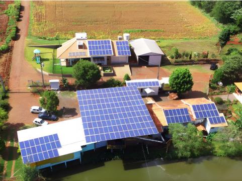 Projeto solar rural sobre açúde de peixes